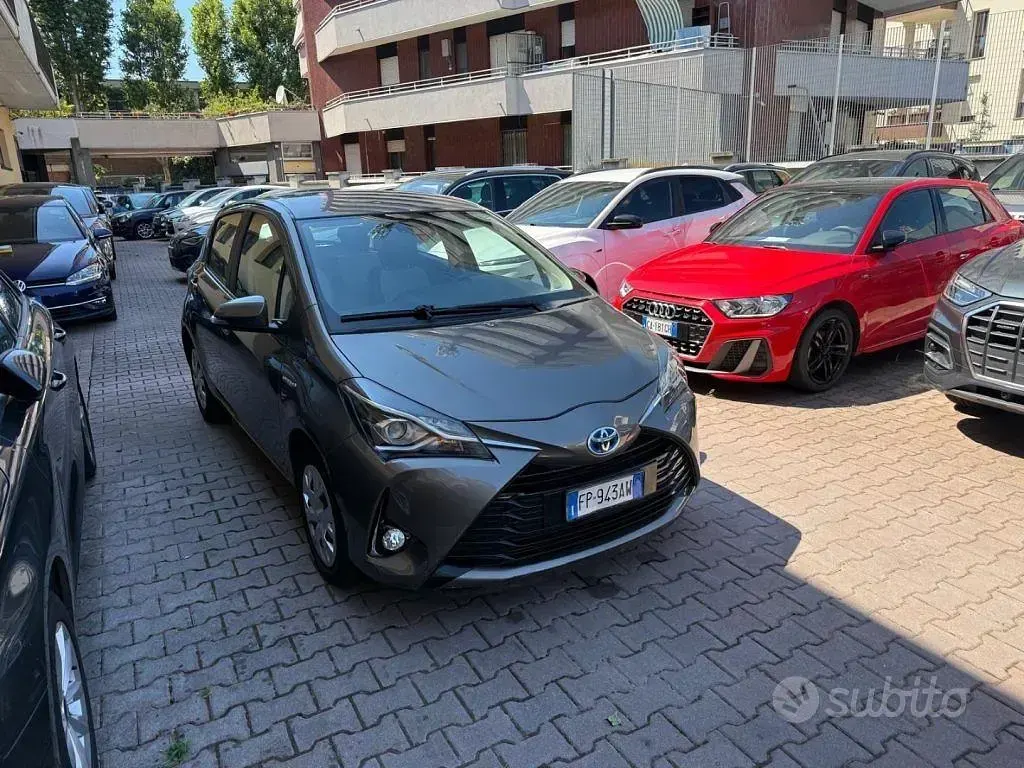 Usata Toyota Yaris Hybrid Business Edition 73 CV (53 kW) 2018 Grigio Berlina