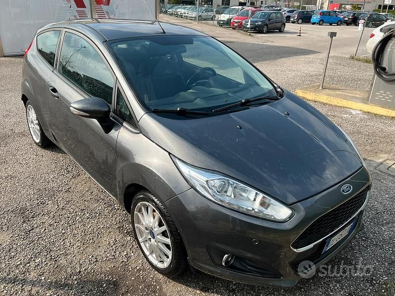 Usata Ford Fiesta 101 CV (74 kW) 2017 Grigio Berlina