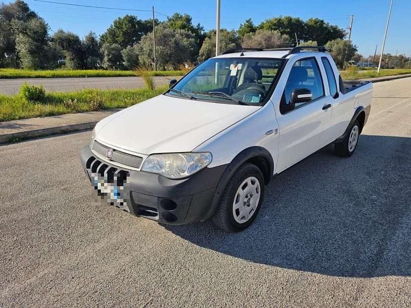 Bianco Usata 2011 Fiat Strada Pick-up | 7900 € (Ottimo prezzo) - Immagine 1/4
