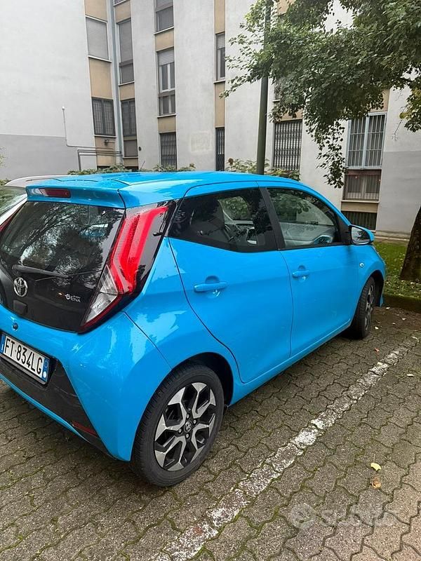 Usata Toyota Aygo 72 CV (52 kW) 2018 Blu Utilitaria