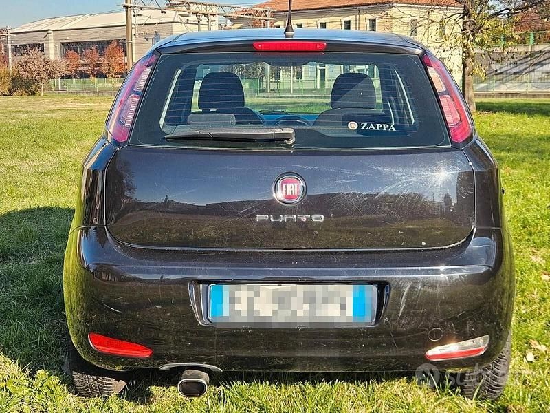 Usata Fiat Punto Lounge 69 CV (50 kW) 2015 Nero Berlina