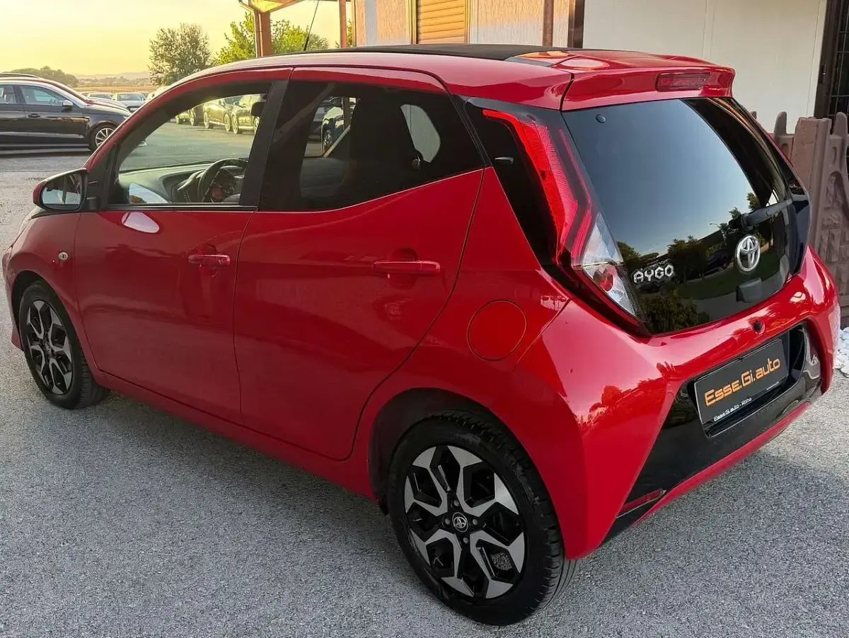 Usata Toyota Aygo X-play 72 CV (52 kW) 2021 Rosso Utilitaria
