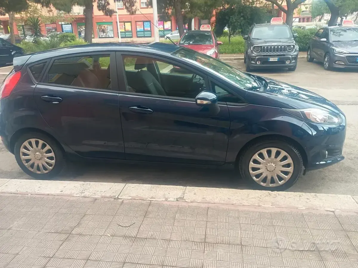 Usata Ford Fiesta Titanium 75 CV (55 kW) 2014 Blu Utilitaria