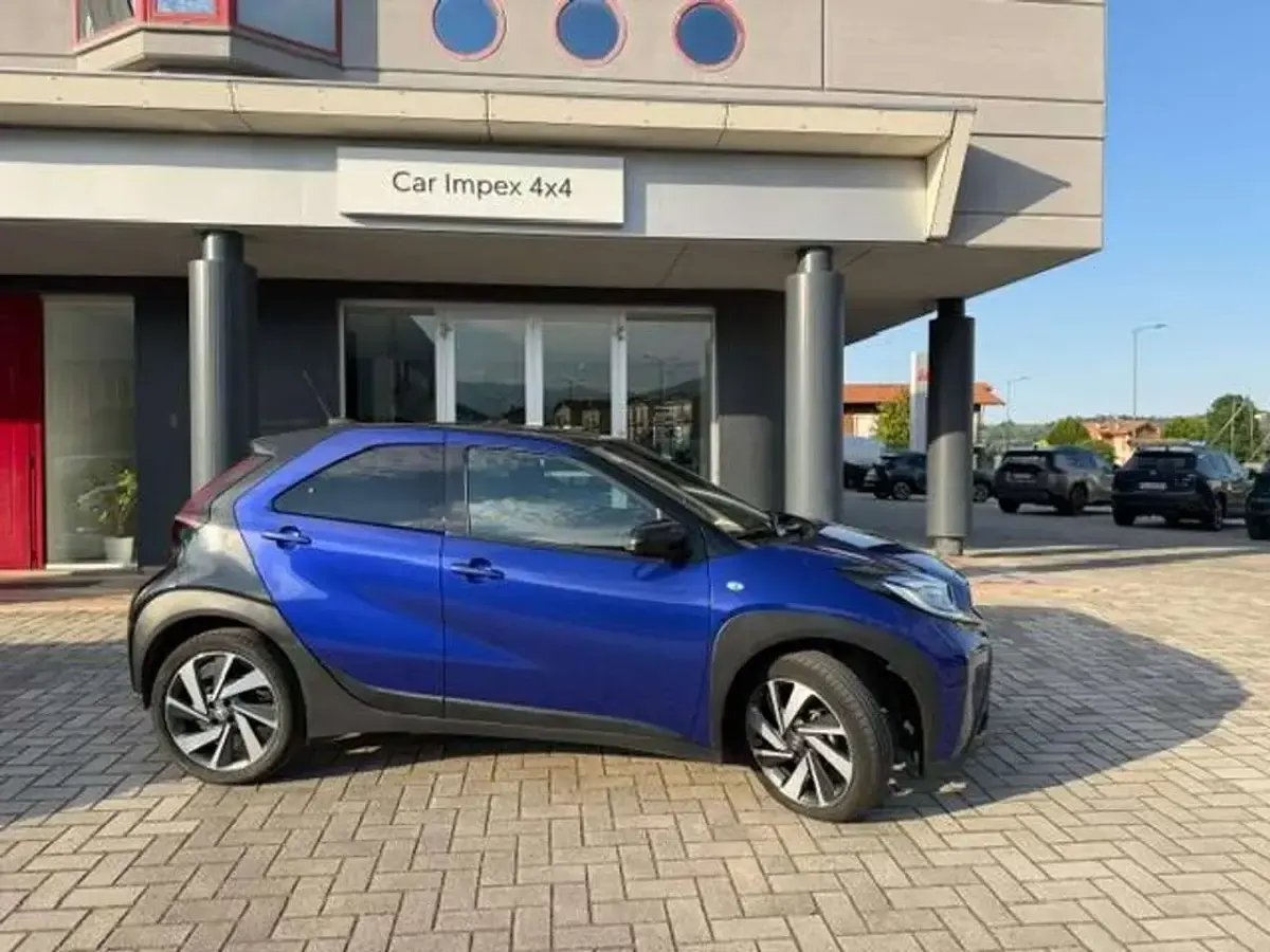 Usata Toyota Aygo X Lounge 72 CV (52 kW) 2022 Blu/azzurro SUV