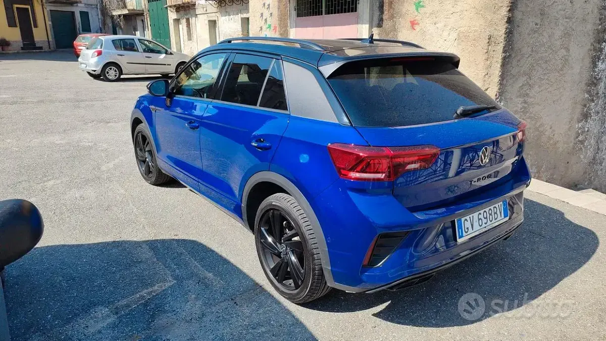 Usata VW T-Roc R-line 116 CV (85 kW) 2024 Blu SUV