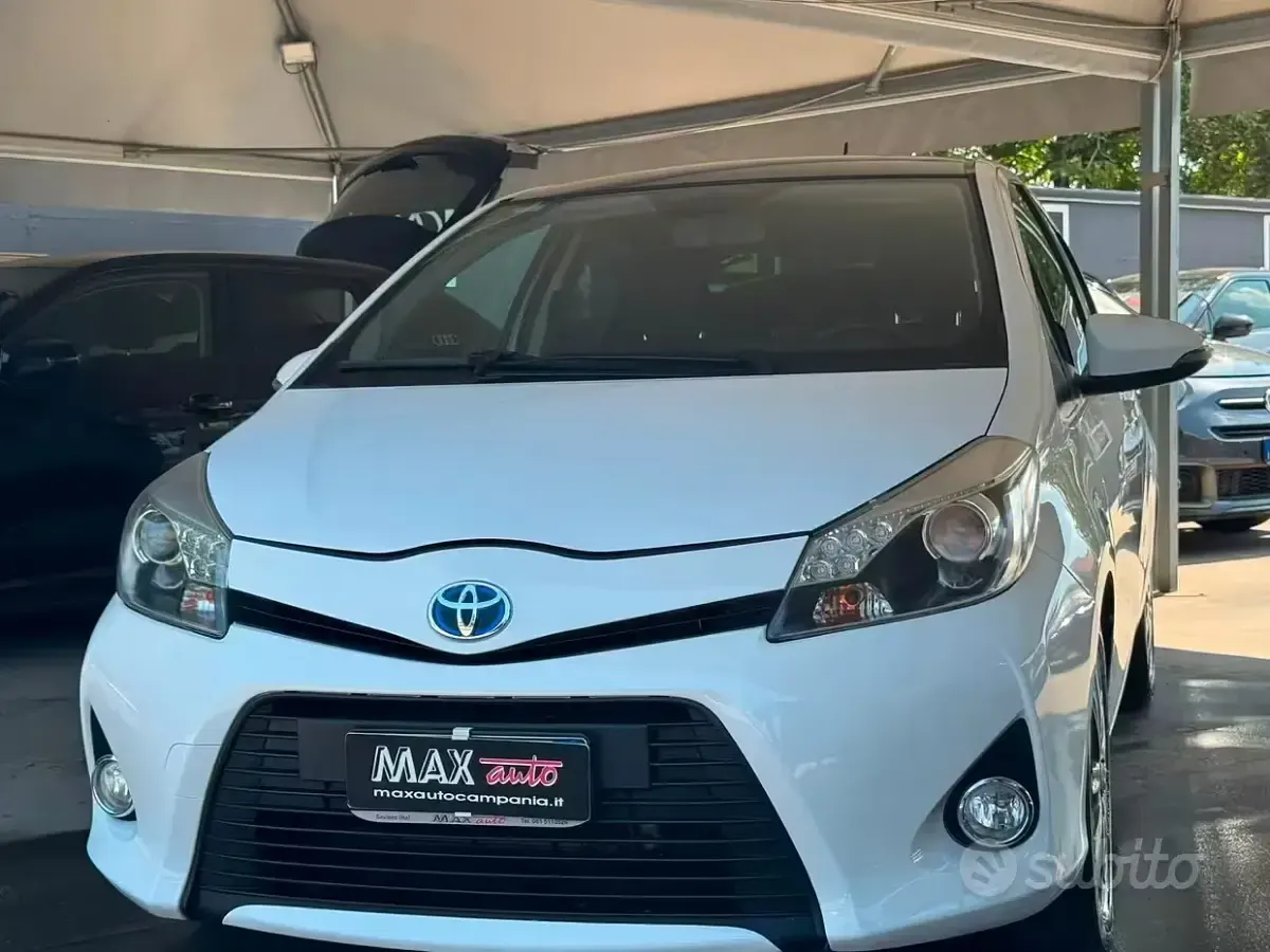 Usata Toyota Yaris Lounge 90 CV (66 kW) 2014 Bianco Utilitaria