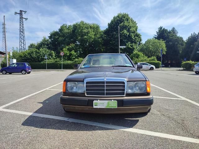 Usata Mercedes E300 188 CV (138 kW) 1989 Marrone