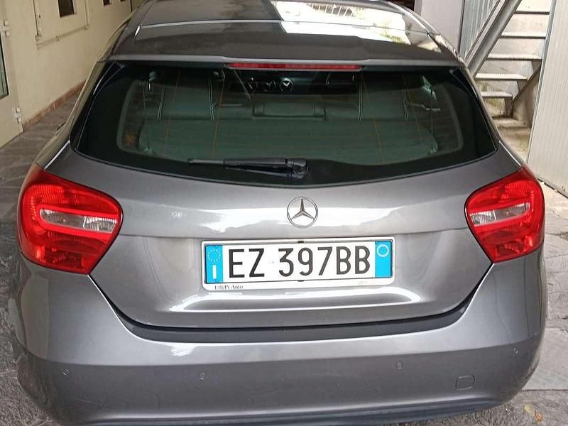 Usata Mercedes A180 109 CV (80 kW) 2014 Grigio Berlina