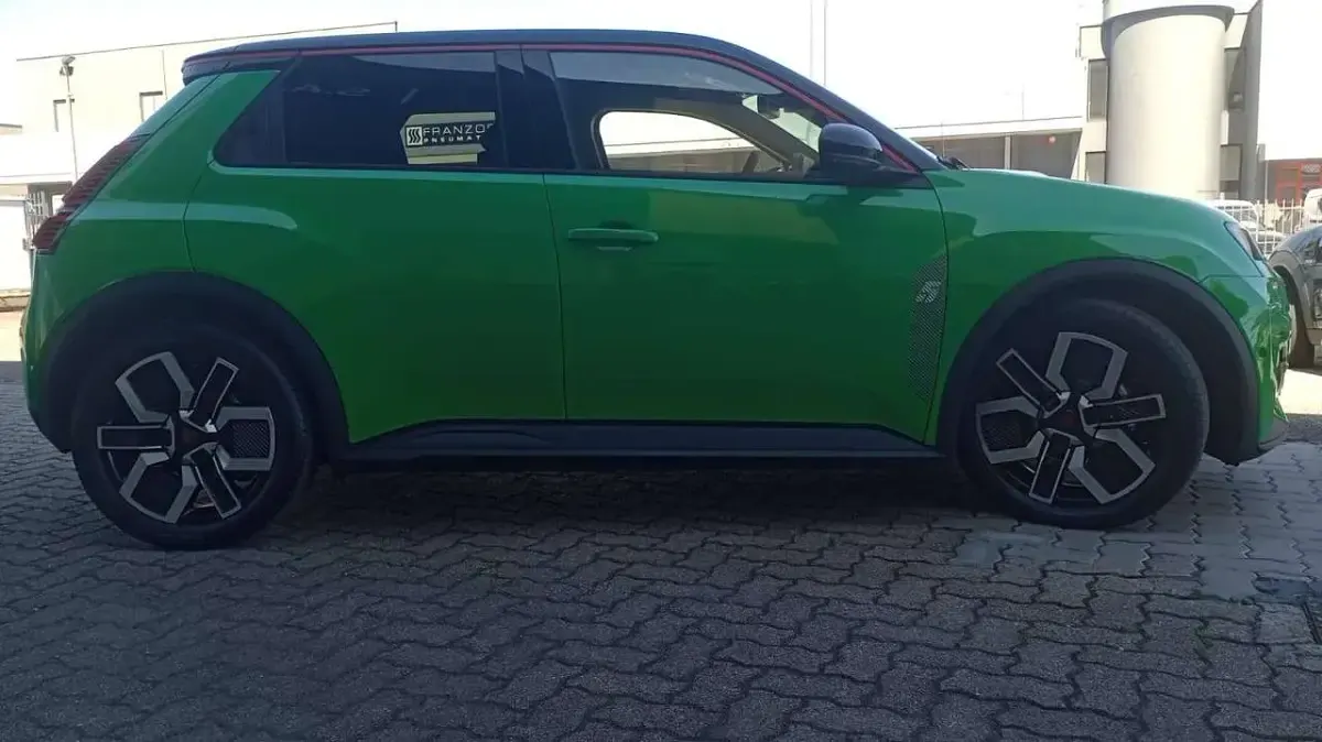 Nuova Renault 5 E-Tech Komfort 77 kW (106 CV) 2025 Verde Berlina