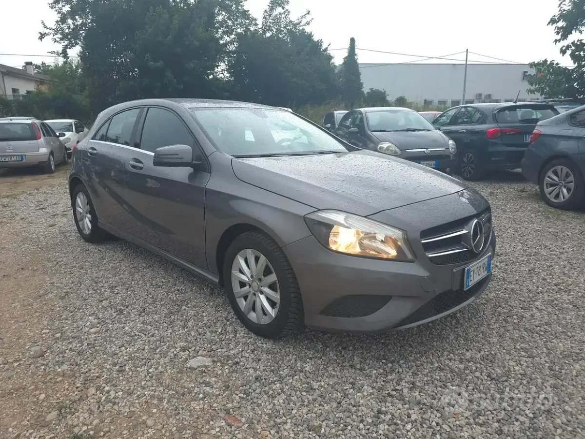 Usata Mercedes A180 Night 109 CV (80 kW) 2015 Grigio Utilitaria