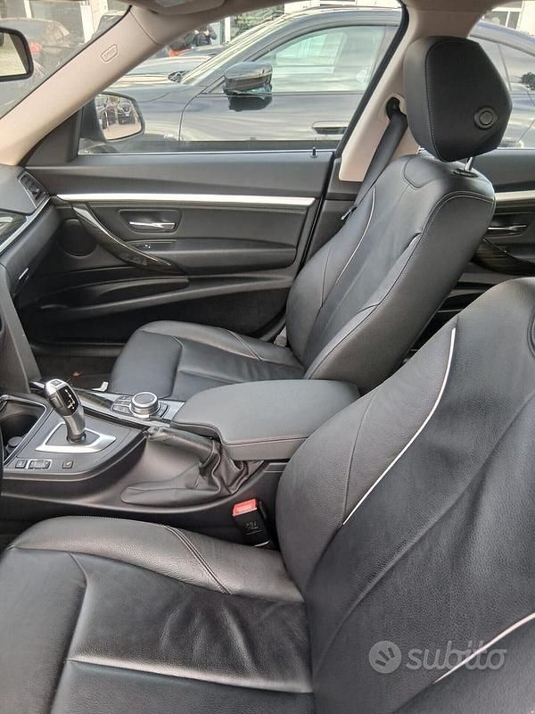 Begagnad BMW 318 Luxury Line 150 HK (110 kW) 2019 Grå Sedan