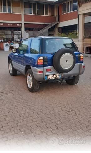 Usata Toyota RAV4 128 CV (94 kW) 2000 Blu SUV