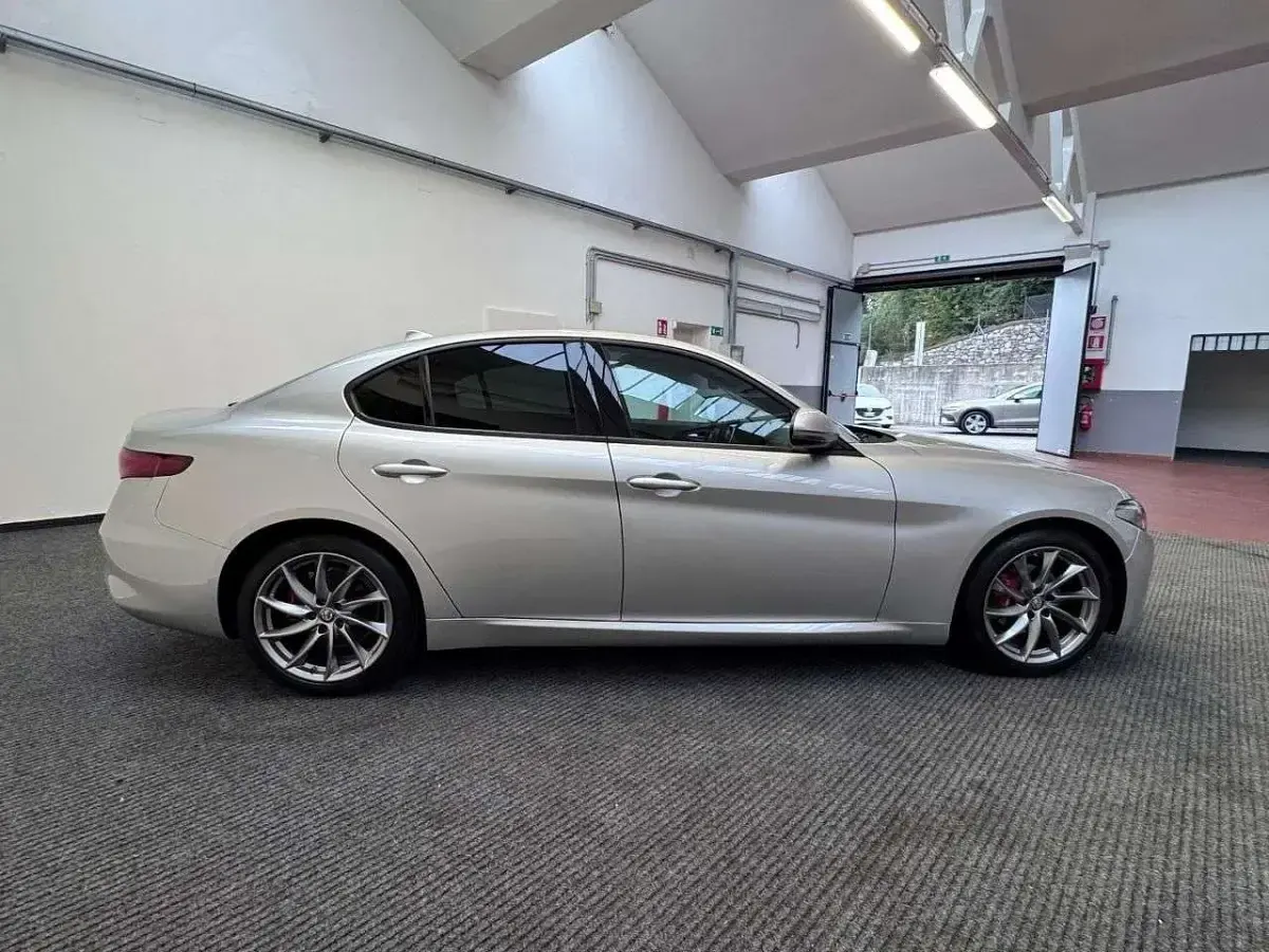 Usata Alfa Romeo Giulia 160 CV (117 kW) 2021 Argento Berlina