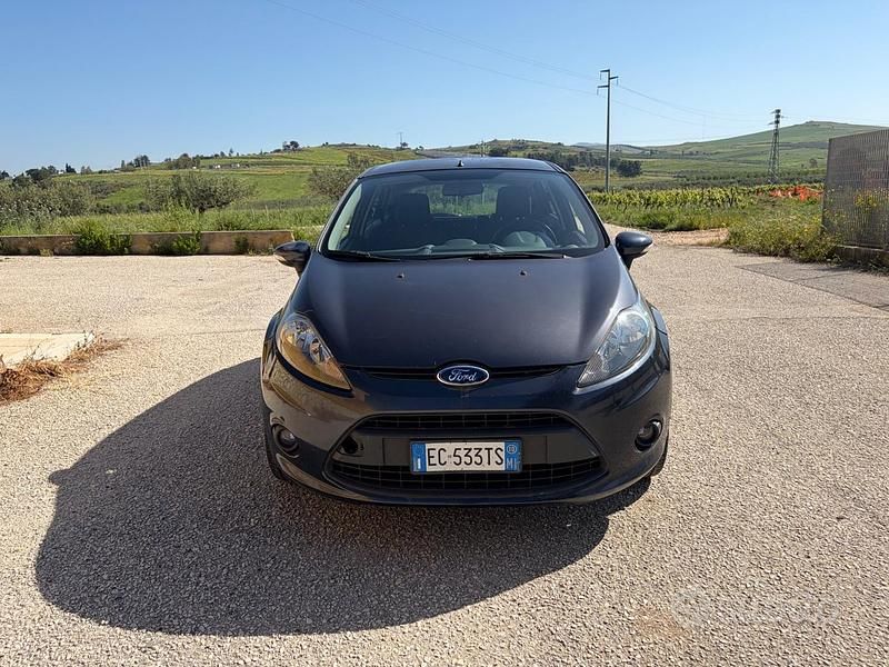 Usata Ford Fiesta 95 CV (69 kW) 2010 Blu Berlina