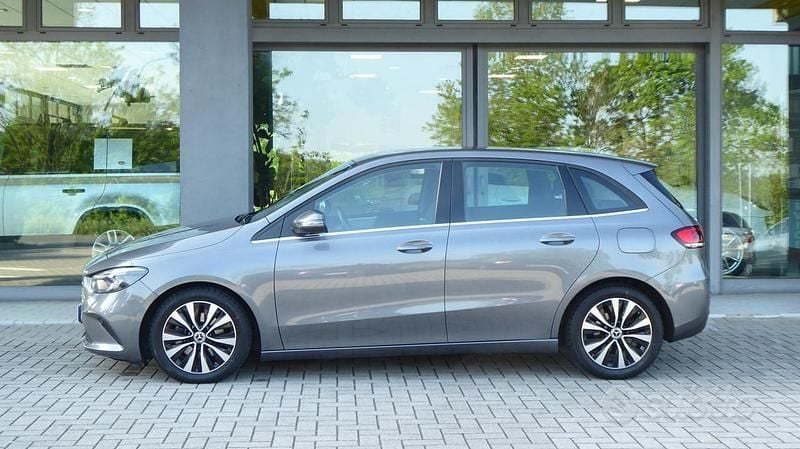 Käytetty Mercedes B200 150 HP (110 kW) 2021 Harmaa Tila-auto
