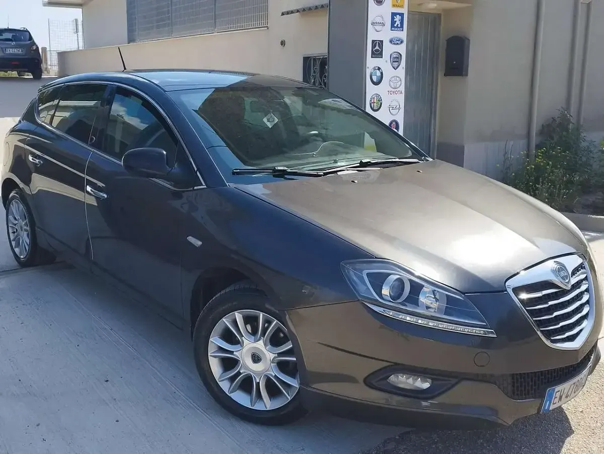Usata Lancia Delta Gold 105 CV (77 kW) 2014 Grigio canna di fucile Utilitaria