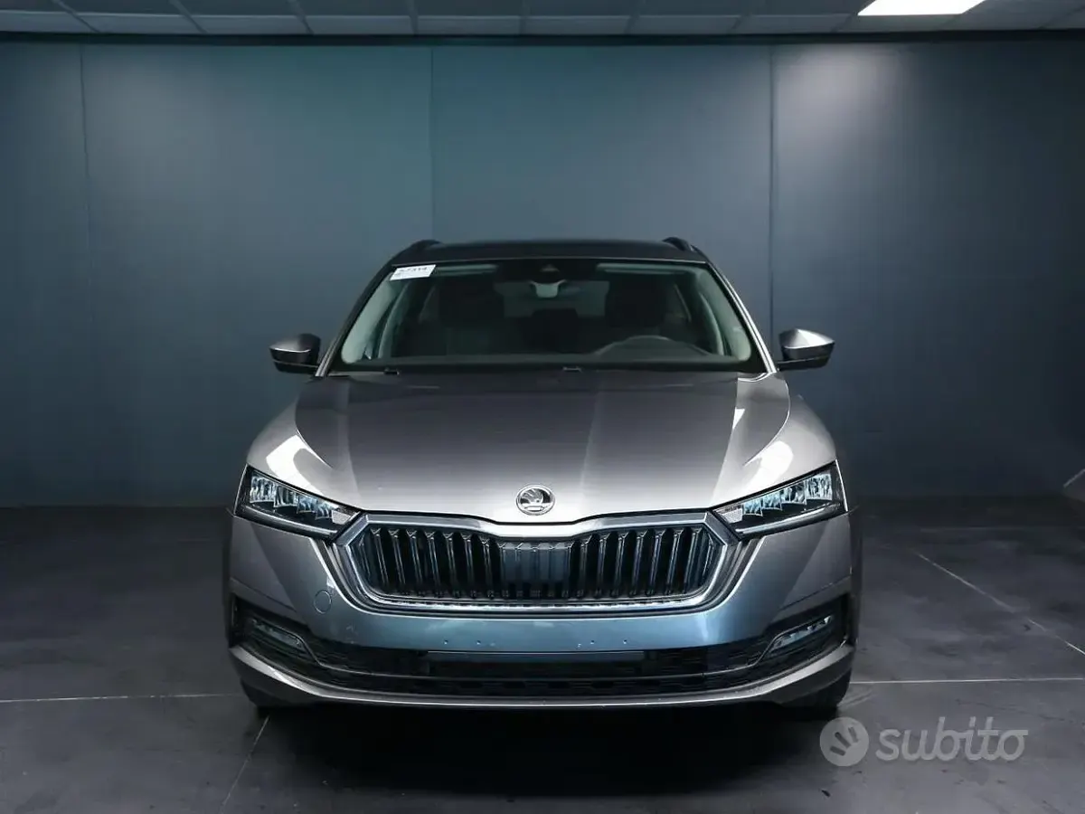 Usata Skoda Octavia Executive 116 CV (85 kW) 2024 Grigio scuro Station wagon