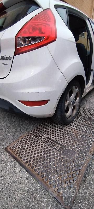 Usata Ford Fiesta 60 CV (44 kW) 2012 Bianco Utilitaria