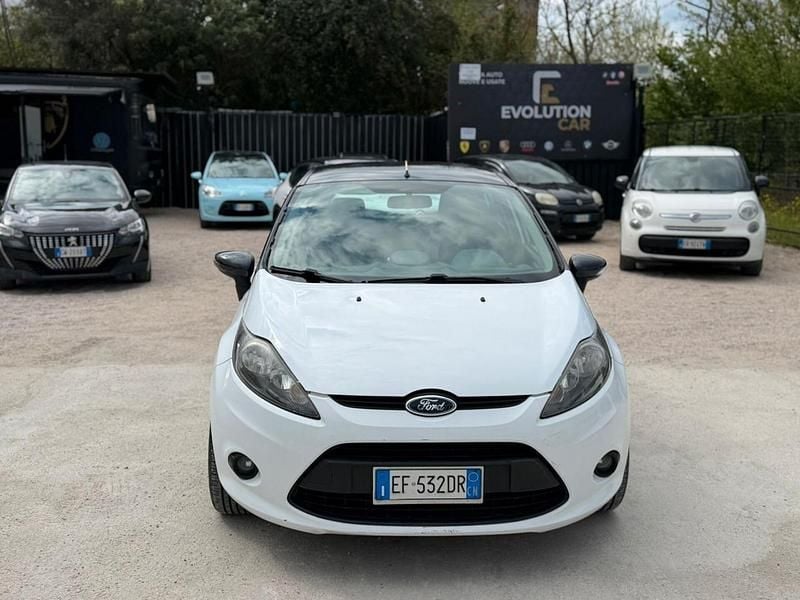 Usata Ford Fiesta 71 CV (52 kW) 2011 Bianco Utilitaria