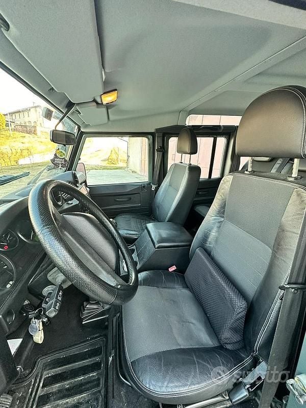 Usata Land Rover Defender SE 122 CV (89 kW) 2009 Verde Station wagon