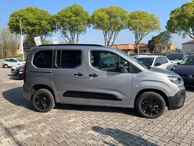 Usado Fiat Doblò 131 HP (96 kW) 2024 Cinzento Monovolume