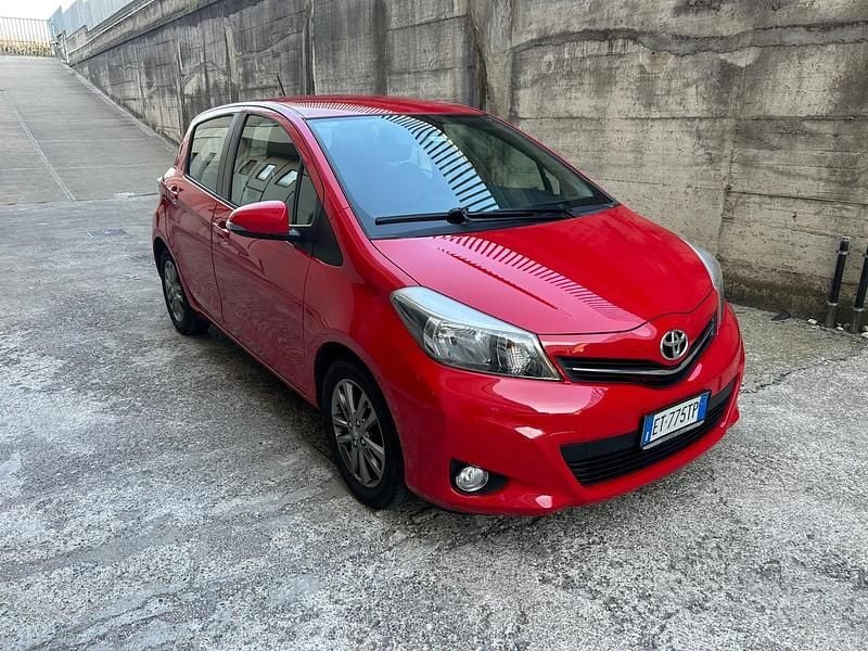 Gebraucht Toyota Yaris Lounge 69 PS (50 kW) 2014 Rot Limousine