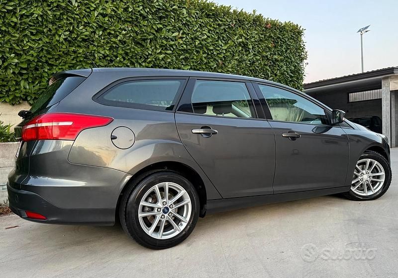 Usata Ford Focus Titanium 120 CV (88 kW) 2017 Marrone Berlina
