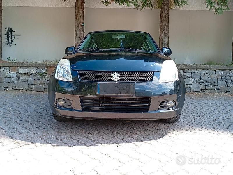 Nero Usata 2010 Suzuki Swift GL Due volumi | 3990 € (Buon prezzo) - Immagine 1/4