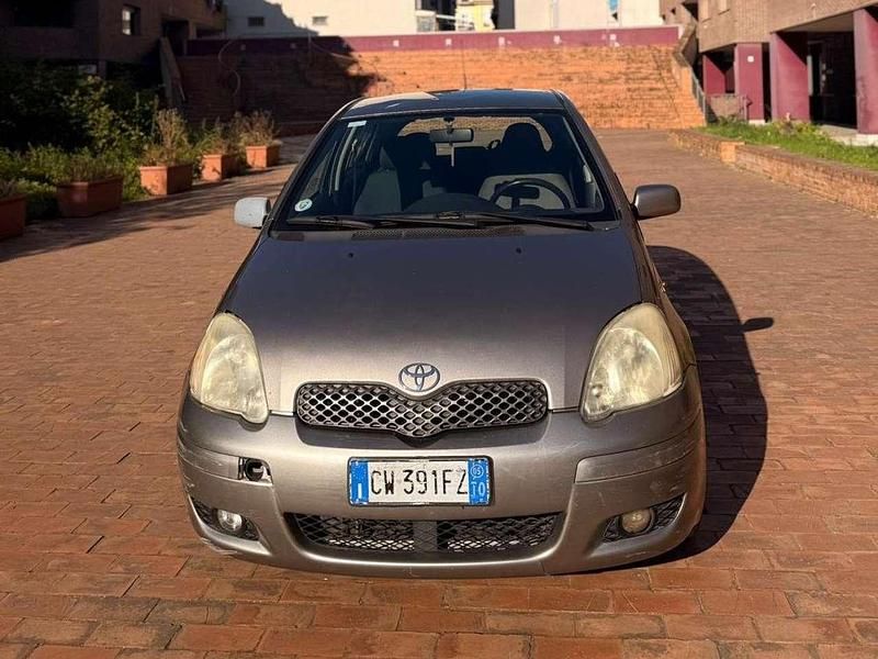 Begagnad Toyota Yaris 65 HK (47 kW) 2005 Grå Halvkombi