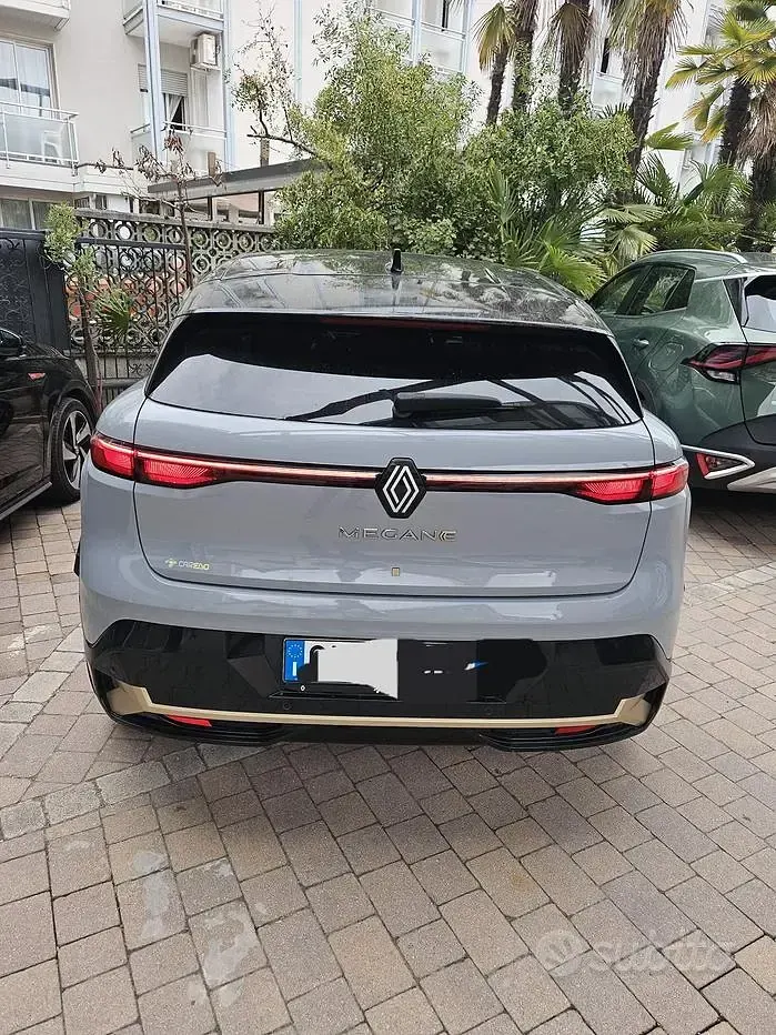 Usata Renault Megane E-Tech Iconic 161 kW (220 CV) 2022 Grigio SUV