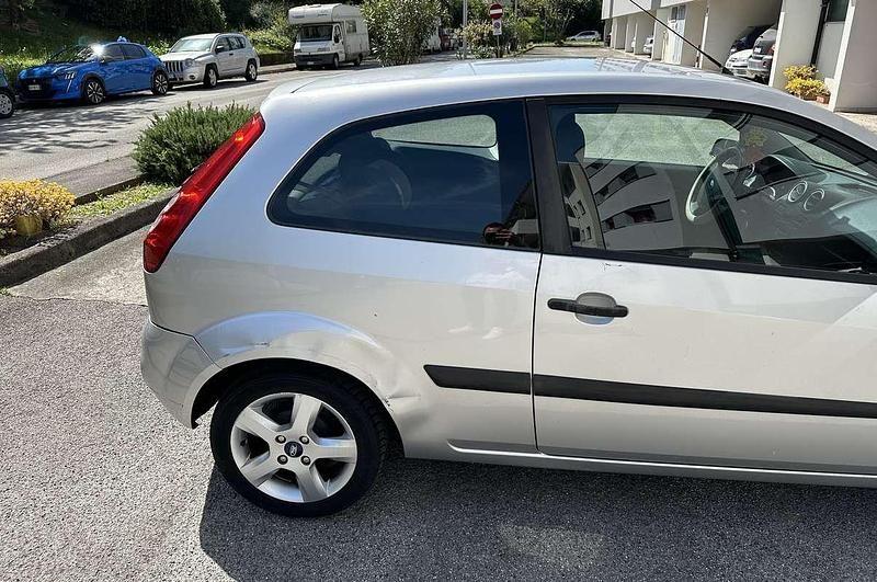 Usata Ford Fiesta Ghia 68 CV (50 kW) 2007 Grigio Utilitaria