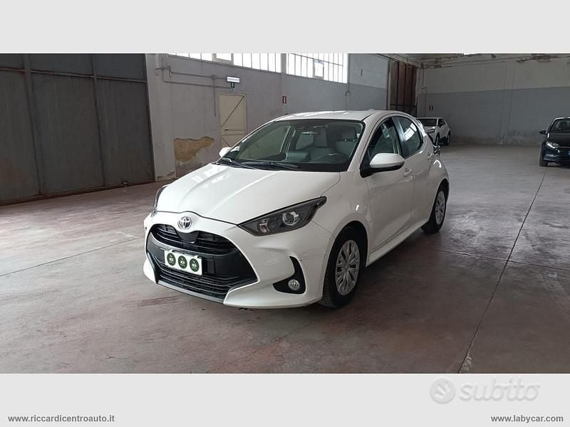 Bianco Usata 2021 Toyota Yaris Hybrid Active Tre volumi | 12.290 € (Ottimo prezzo) - Immagine 1/4