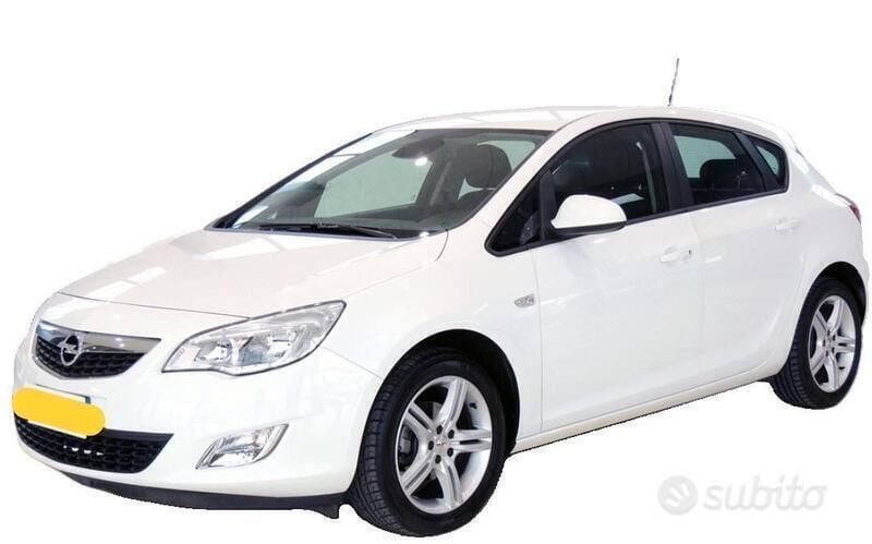 Bianco Usata 2013 Opel Astra Tre volumi | 6949 € (Molto cara) - Immagine 1/4