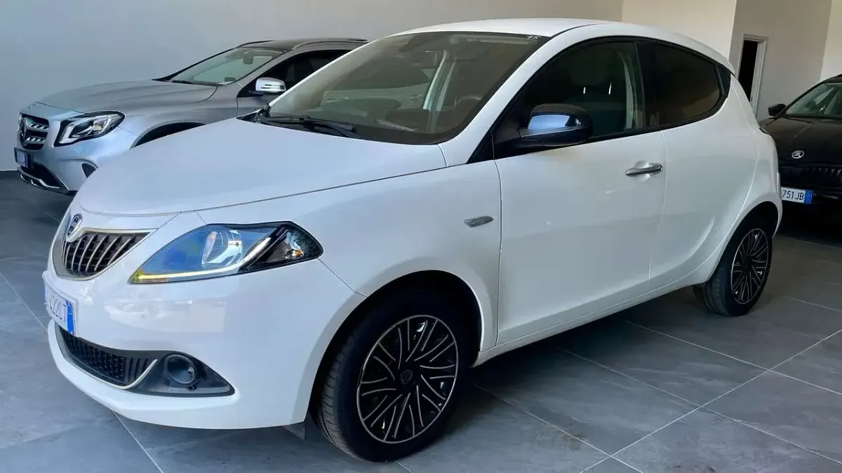 Usata Lancia Ypsilon 69 CV (50 kW) 2022 Bianco Utilitaria