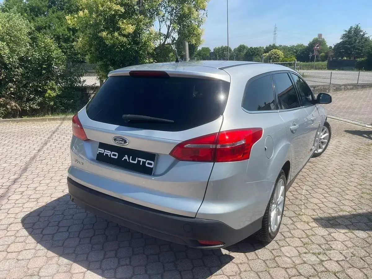 Usata Ford Focus Titanium 120 CV (88 kW) 2016 Grigio Station wagon