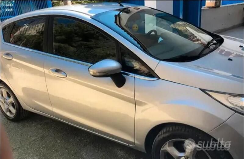 Grigio Usata 2012 Ford Fiesta Titanium Due volumi | 5000 € (Buon prezzo) - Immagine 1/4