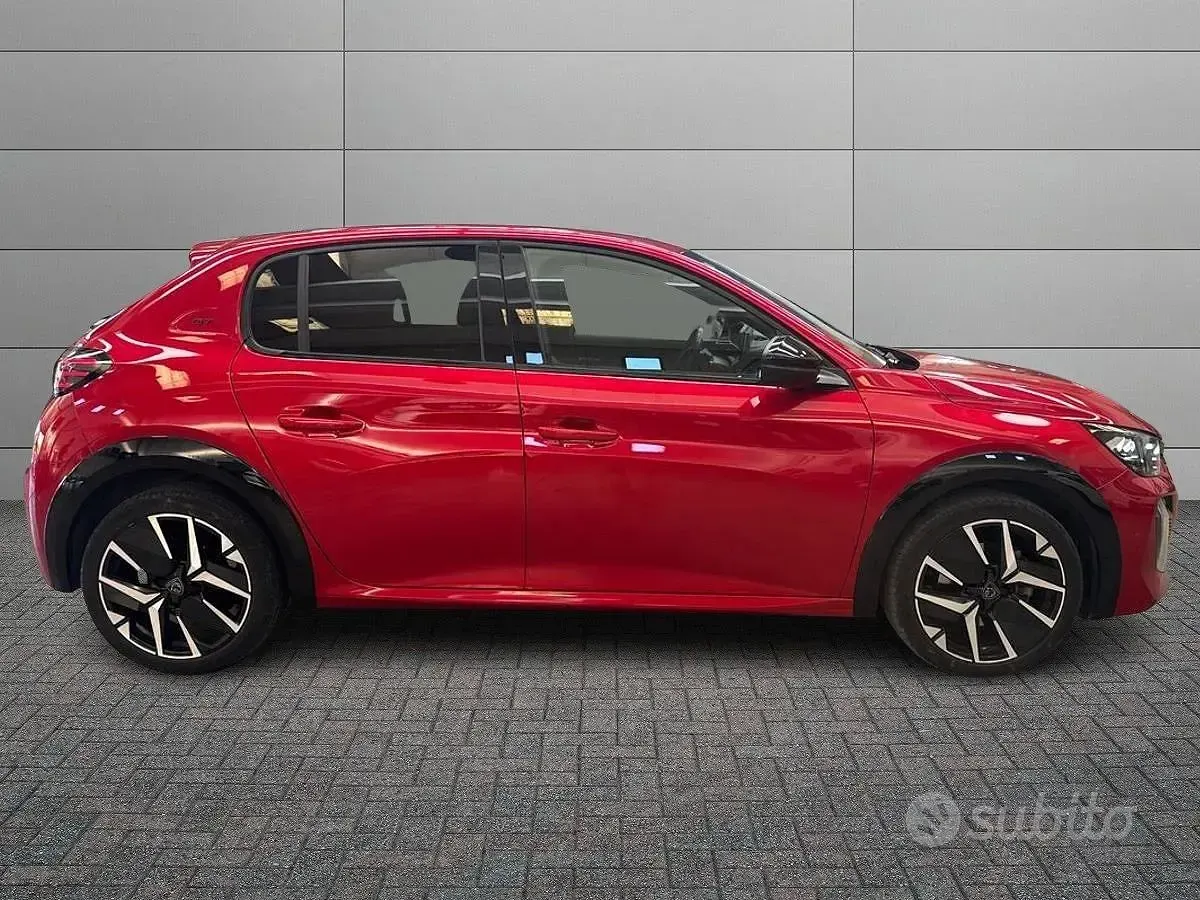 Usata Peugeot 208 GT 101 CV (74 kW) 2023 Rosso Utilitaria