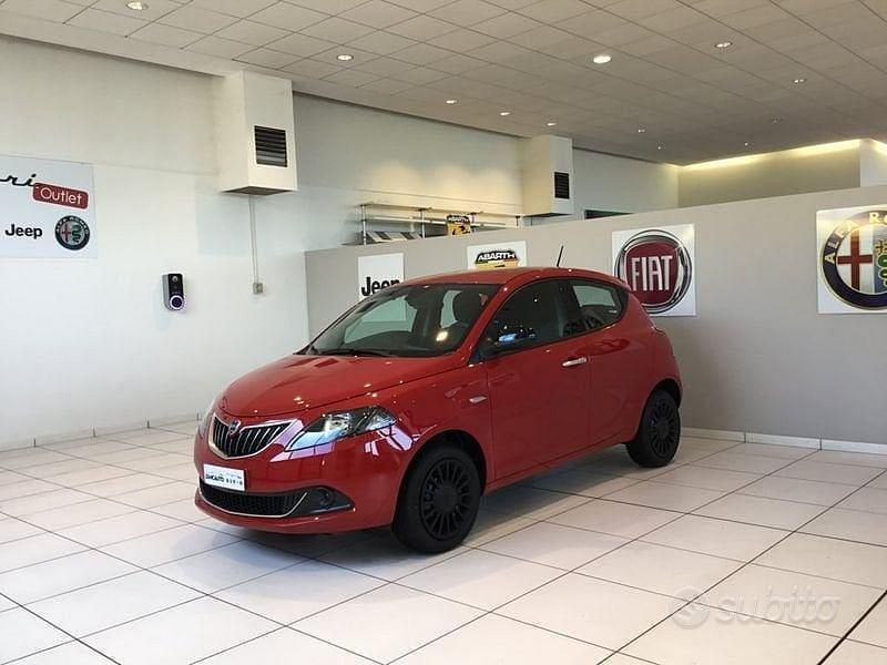Usata Lancia Ypsilon Silver 70 CV (51 kW) 2022 Rosso Utilitaria