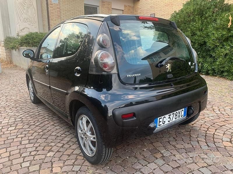 Usata Peugeot 107 68 CV (50 kW) 2011 Nero Utilitaria