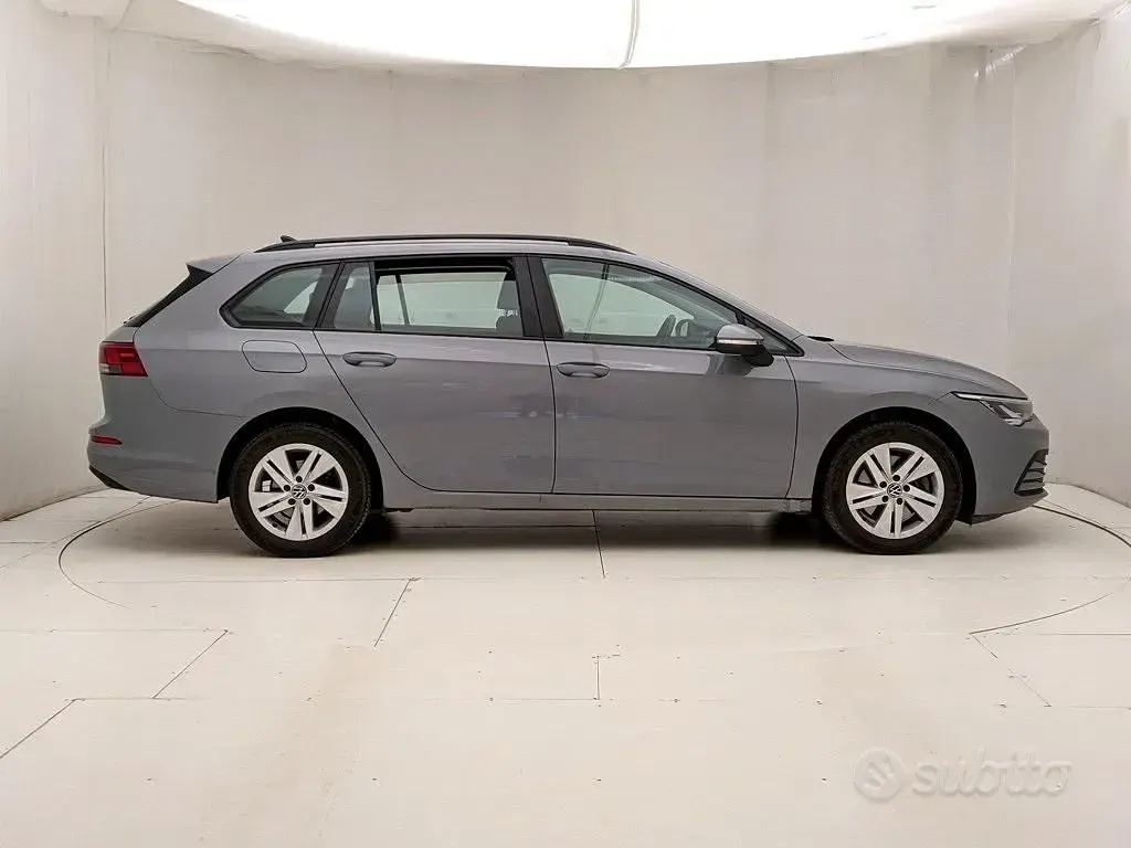 Usata VW Golf VIII Life 116 CV (85 kW) 2024 Grigio Station wagon