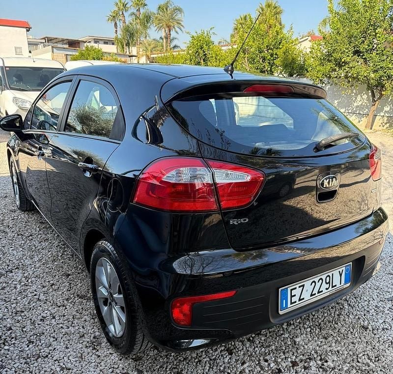 Usata Kia Rio 75 CV (55 kW) 2015 Nero Berlina