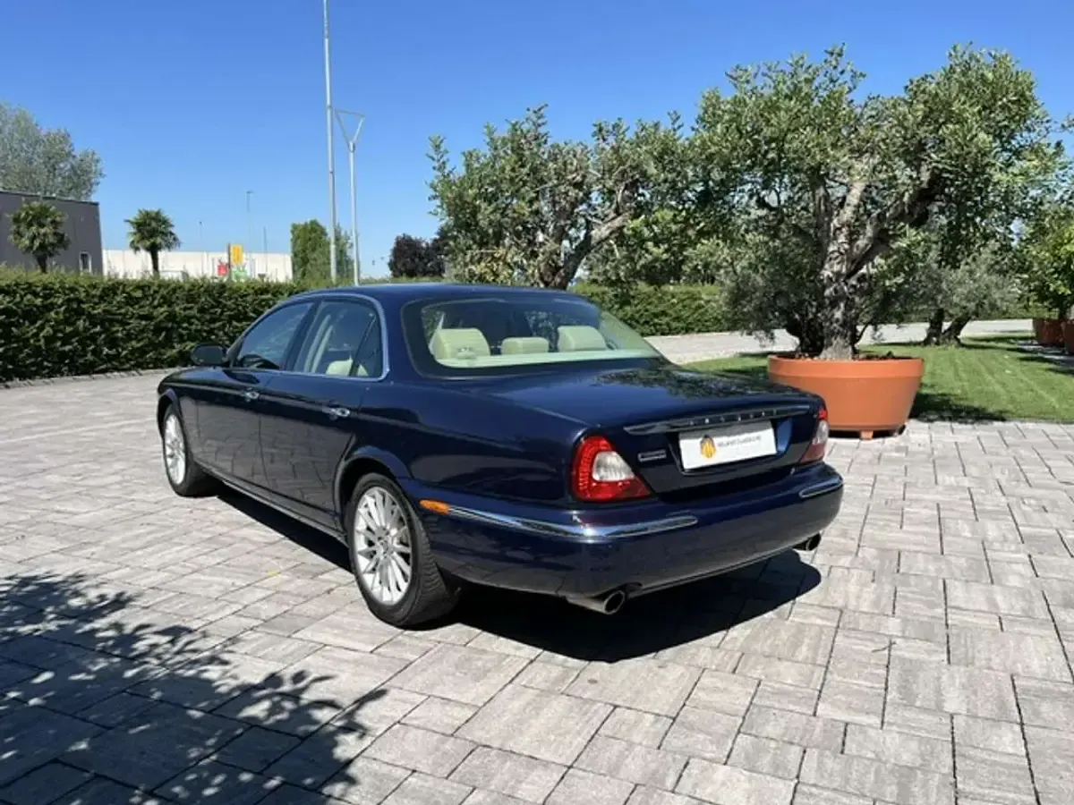 Usata Jaguar XJ Executive 207 CV (152 kW) 2006 Blu/azzurro Berlina