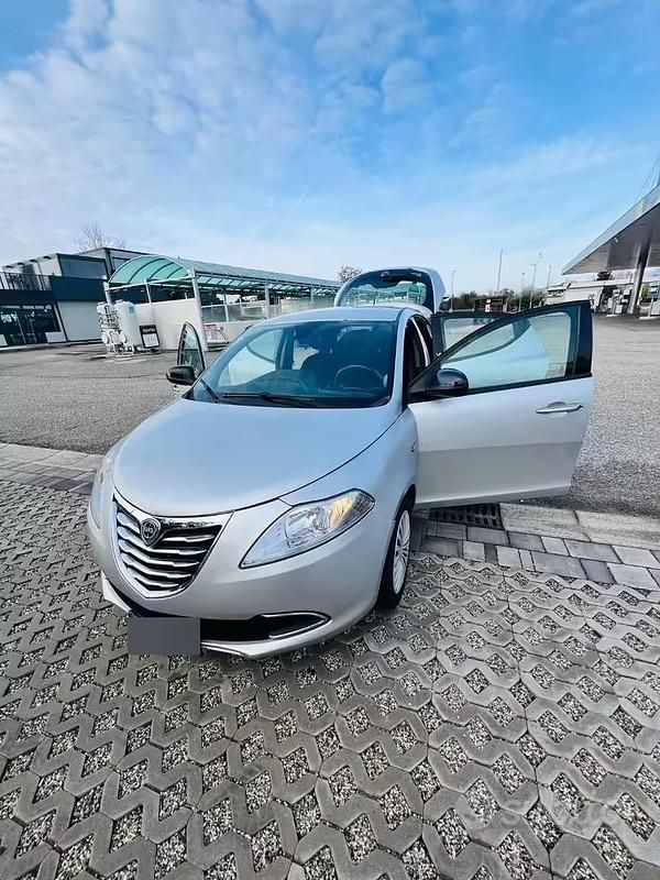 Usata Lancia Ypsilon 95 CV (69 kW) 2014 Grigio Utilitaria