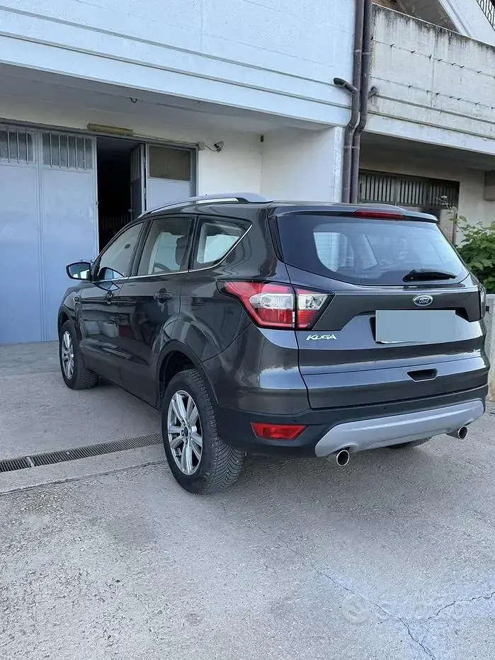 Usata Ford Kuga 120 CV (88 kW) 2018 Grigio SUV