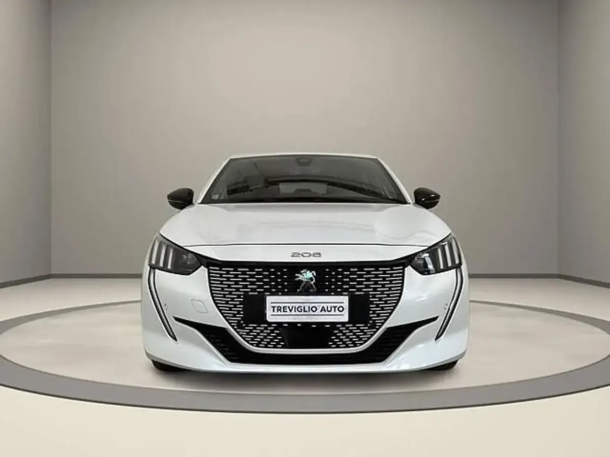Usata Peugeot e-208 GT 100 kW (136 CV) 2022 Bianco / perlato Utilitaria