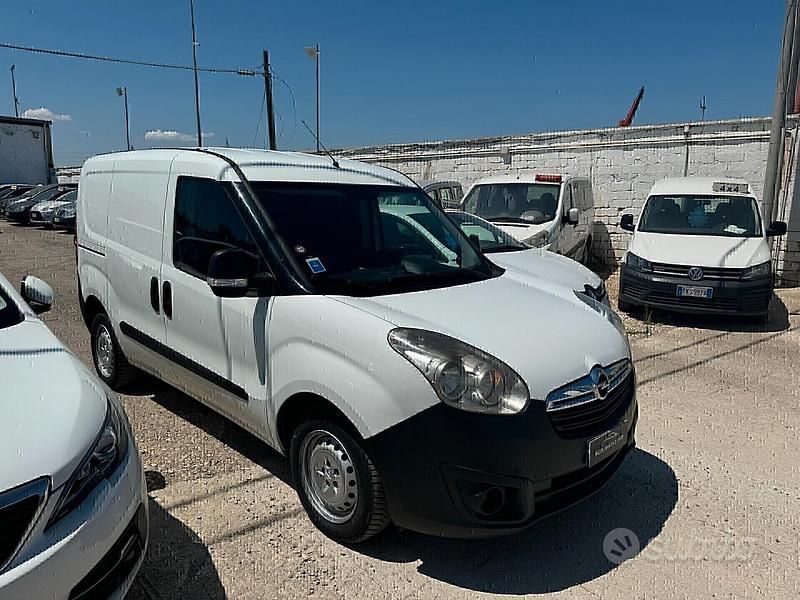 Bianco Usata 2017 Opel Combo Monovolume | 8650 € (Ottimo prezzo) - Immagine 1/4
