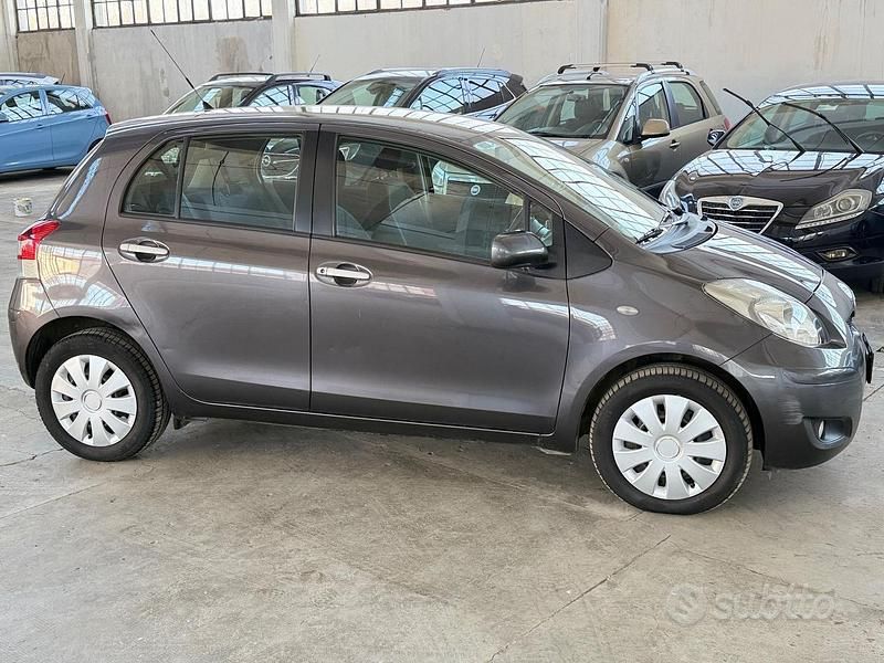 Usata Toyota Yaris 100 CV (73 kW) 2010 Grigio Berlina