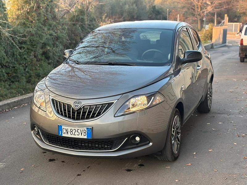 Usata Lancia Ypsilon Gold 69 CV (50 kW) 2023 Grigio Utilitaria
