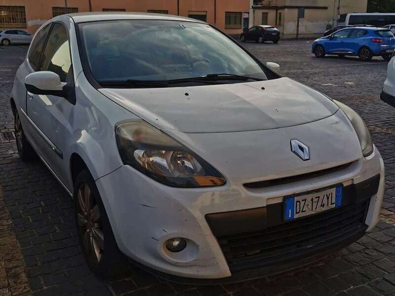Bianco Usata 2010 Renault Clio III Dynamique Tre volumi | 3500 € (Buon prezzo) - Immagine 1/2
