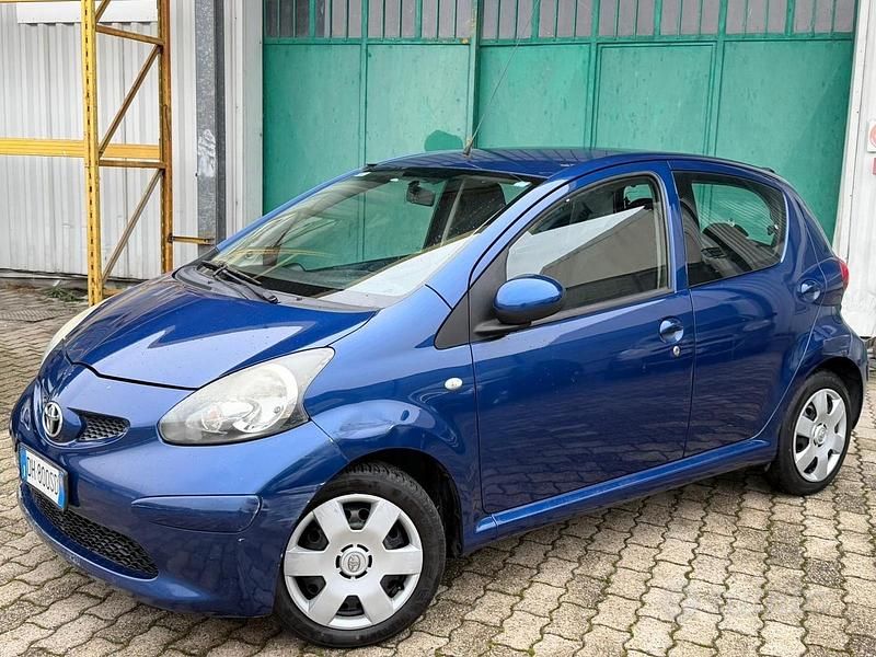 Blu Usata 2007 Toyota Aygo Due volumi | 2900 € (Buon prezzo) - Immagine 1/4